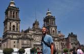 Passadem pela Zócalo, a praça central da cidade, com a Catedral ao fundo (Cidade do México, capital do país)